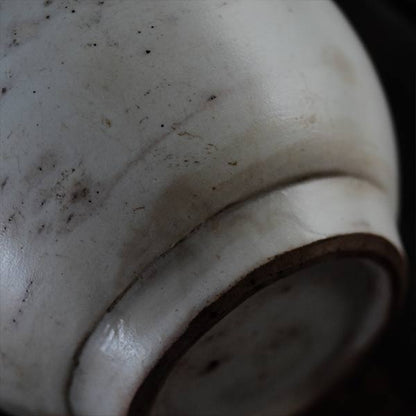 白い陶器の徳利